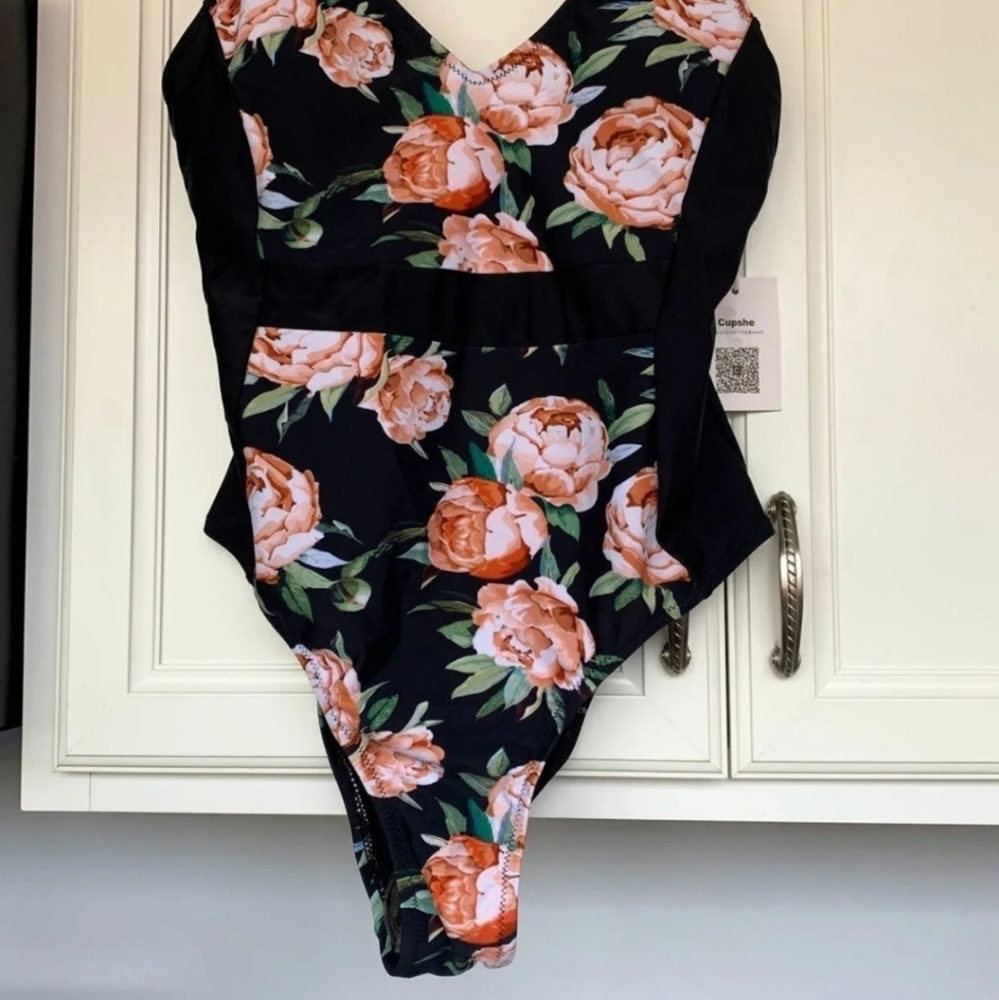 Cupshe suit - Picture 4 of 5